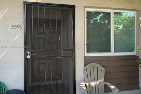 Снять в аренду виллу или дом в Форт-Лодердейл, Флорида 2 спальни, 98.85м2, № 1953017 - фото 3