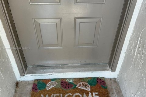 Снять в аренду виллу или дом в Форт-Лодердейл, Флорида 2 спальни, 98.85м2, № 1953017 - фото 2