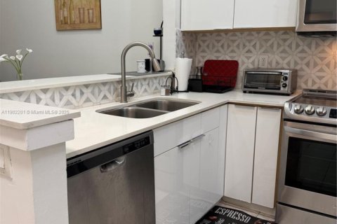 Снять в аренду виллу или дом в Форт-Лодердейл, Флорида 2 спальни, 98.85м2, № 1953017 - фото 9