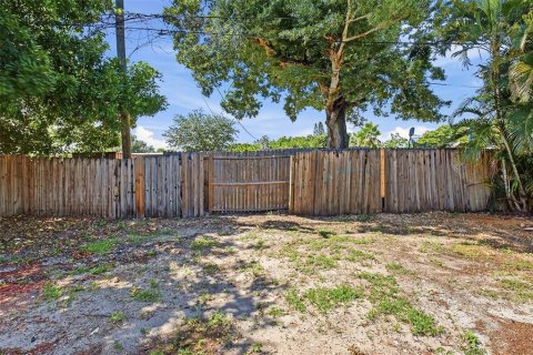 House in Largo, Florida 3 bedrooms, 117.89 sq.m. № 2403157 - photo 22