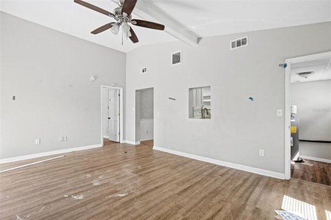 House in Largo, Florida 3 bedrooms, 117.89 sq.m. № 2403157 - photo 10