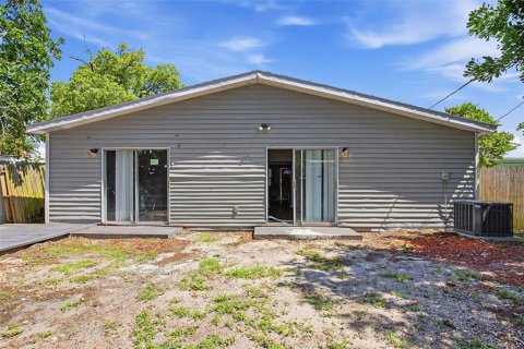 House in Largo, Florida 3 bedrooms, 117.89 sq.m. № 2403157 - photo 23