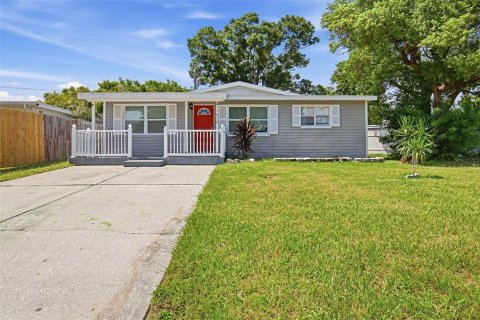House in Largo, Florida 3 bedrooms, 117.89 sq.m. № 2403157