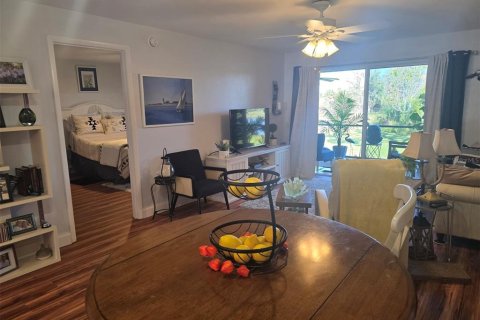 Condo in Englewood, Florida, 2 bedrooms  № 2110258 - photo 13