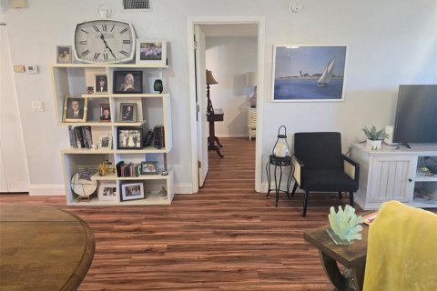 Condo in Englewood, Florida, 2 bedrooms  № 2110258 - photo 15