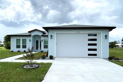 House in Punta Gorda, Florida 3 bedrooms, 205.69 sq.m. № 1908794 - photo 4