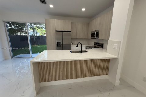 Townhouse in Miami, Florida 3 bedrooms № 1953434 - photo 11