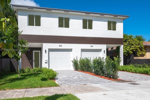 Townhouse in Miami, Florida 3 bedrooms № 1953434 - photo 1