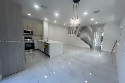 Townhouse in Miami, Florida 3 bedrooms № 1953434 - photo 15