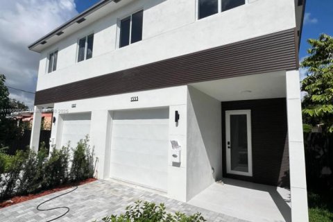 Townhouse in Miami, Florida 3 bedrooms № 1953434 - photo 4