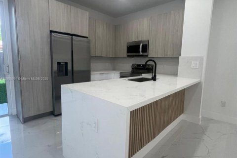 Townhouse in Miami, Florida 3 bedrooms № 1953434 - photo 12