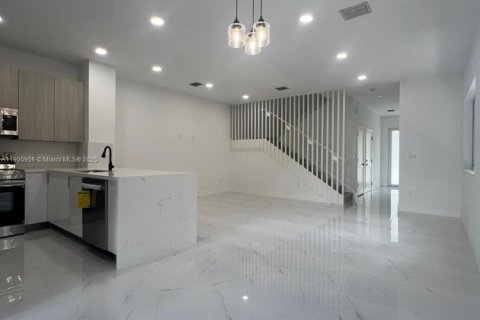 Townhouse in Miami, Florida 3 bedrooms № 1953434 - photo 16