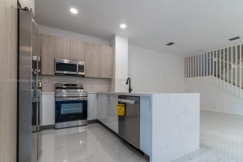 Townhouse in Miami, Florida 3 bedrooms № 1953434 - photo 7
