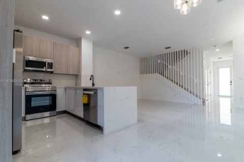 Townhouse in Miami, Florida 3 bedrooms № 1953434 - photo 8