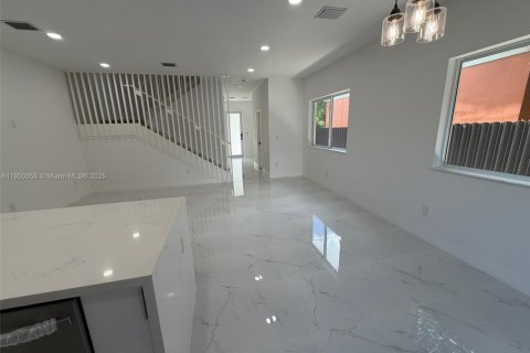 Townhouse in Miami, Florida 3 bedrooms № 1953434 - photo 17