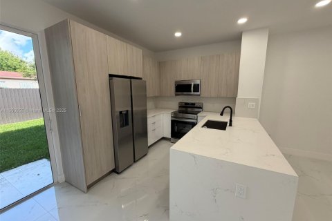 Townhouse in Miami, Florida 3 bedrooms № 1953434 - photo 13