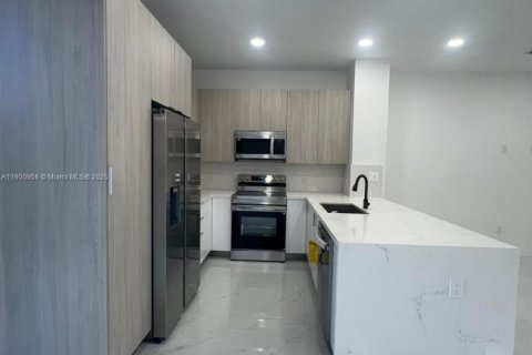 Townhouse in Miami, Florida 3 bedrooms № 1953434 - photo 14