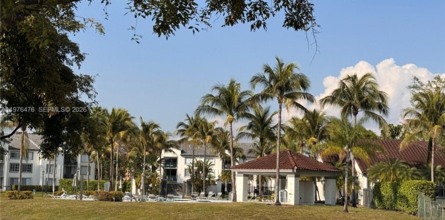 Condominio en Doral, Florida, 1 dormitorio  № 2042675
