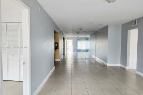 Copropriété à louer à Miami, Floride: 3 chambres, 88.44 m2 № 2000208 - photo 2