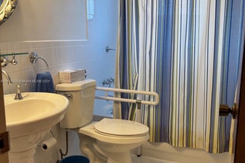 Villa ou maison à vendre à Miami, Floride: 5 chambres, 224.27 m2 № 1970126 - photo 22