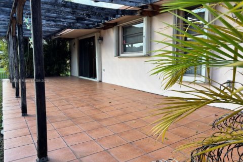 Villa ou maison à vendre à Miami, Floride: 5 chambres, 224.27 m2 № 1970126 - photo 8