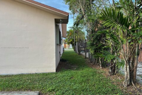 Villa ou maison à vendre à Miami, Floride: 5 chambres, 224.27 m2 № 1970126 - photo 12