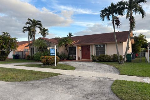 Villa ou maison à vendre à Miami, Floride: 5 chambres, 224.27 m2 № 1970126 - photo 3