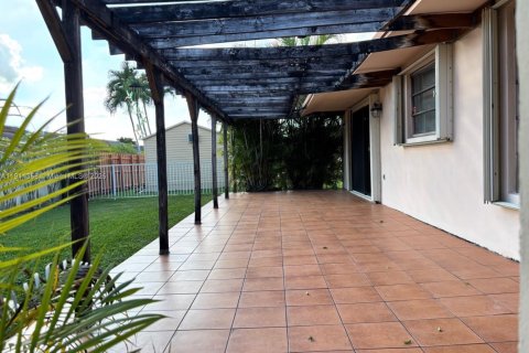 Villa ou maison à vendre à Miami, Floride: 5 chambres, 224.27 m2 № 1970126 - photo 9