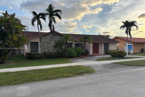 Villa ou maison à vendre à Miami, Floride: 5 chambres, 224.27 m2 № 1970126 - photo 2
