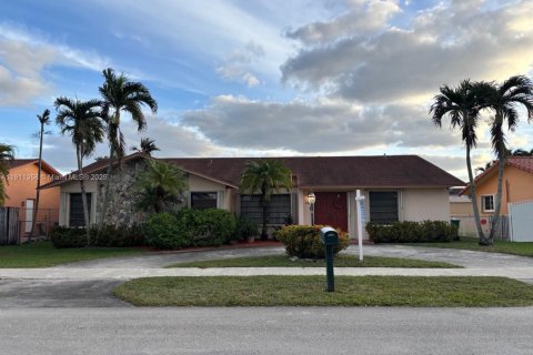 Villa ou maison à vendre à Miami, Floride: 5 chambres, 224.27 m2 № 1970126 - photo 1