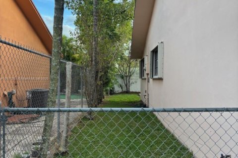 Villa ou maison à vendre à Miami, Floride: 5 chambres, 224.27 m2 № 1970126 - photo 13