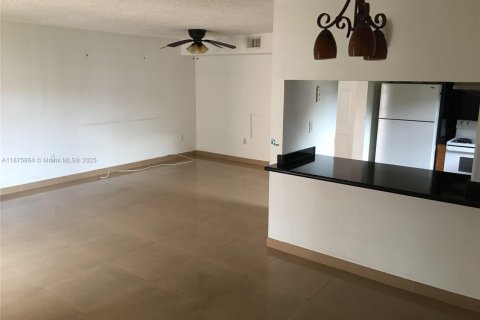 Copropriété à louer à Hialeah, Floride: 3 chambres, 102.19 m2 № 1927291 - photo 1