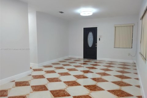 Casa en venta en Miami Gardens, Florida, 4 dormitorios, 109.16 m2 № 2000739 - foto 3