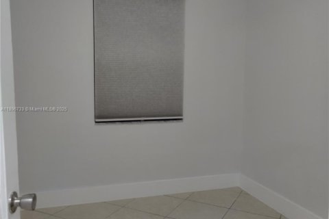 Casa en venta en Miami Gardens, Florida, 4 dormitorios, 109.16 m2 № 2000739 - foto 11