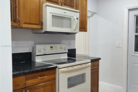 Casa en venta en Miami Gardens, Florida, 4 dormitorios, 109.16 m2 № 2000739 - foto 6