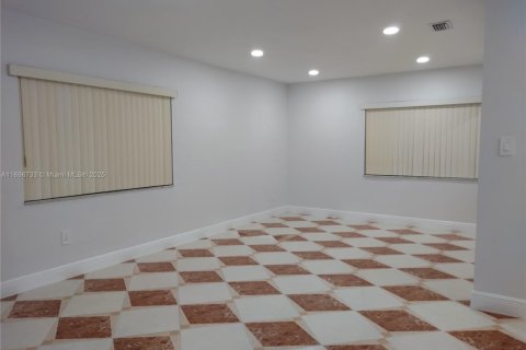 Casa en venta en Miami Gardens, Florida, 4 dormitorios, 109.16 m2 № 2000739 - foto 2