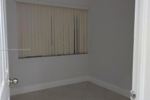 Casa en venta en Miami Gardens, Florida, 4 dormitorios, 109.16 m2 № 2000739 - foto 8