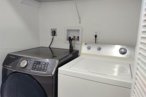 Casa en venta en Miami Gardens, Florida, 4 dormitorios, 109.16 m2 № 2000739 - foto 20