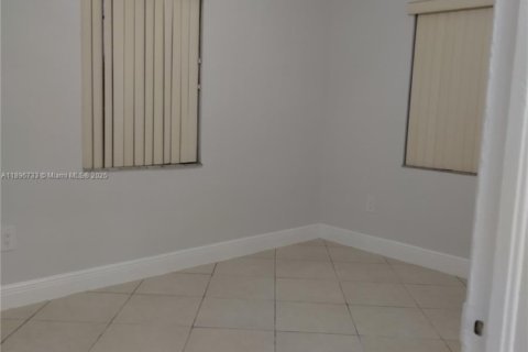 Casa en venta en Miami Gardens, Florida, 4 dormitorios, 109.16 m2 № 2000739 - foto 12