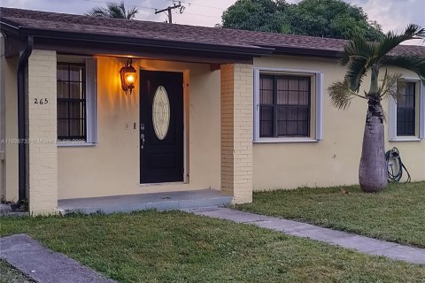 Casa en Miami Gardens, Florida 4 dormitorios, 109.16 m2 № 2000739