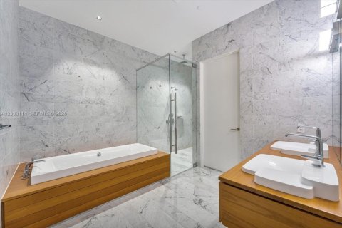 Condo in Miami, Florida, 4 bedrooms  № 2069623 - photo 10