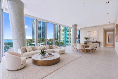 Condo in Miami, Florida, 4 bedrooms  № 2069623 - photo 2