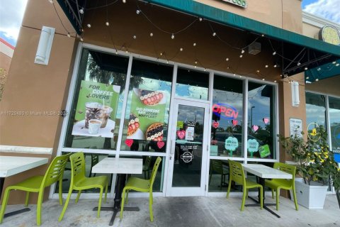 Commercial property in Cutler Bay, Florida № 1978855 - photo 1