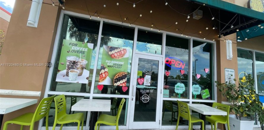 Commercial property in Cutler Bay, Florida № 1978855