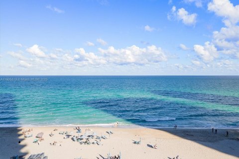 Купить кондоминиум в Холливуд, Флорида 1 спальня, 84.08м2, № 1956263 - фото 2