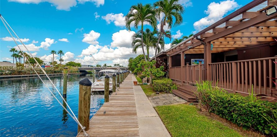 Casa en Hallandale Beach, Florida 3 dormitorios, 156.08 m2 № 1982959