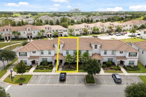 Townhouse in Davenport, Florida 4 bedrooms, 176.7 sq.m. № 2205259 - photo 2
