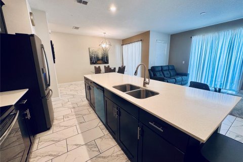 Townhouse in Davenport, Florida 4 bedrooms, 176.7 sq.m. № 2205259 - photo 12