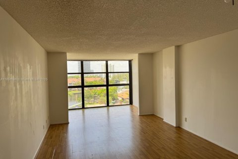 Кондоминиум с 1 спальней в Халландейл-Бич, Флорида № 2018167