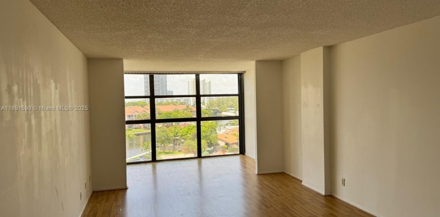 Кондоминиум с 1 спальней в Халландейл-Бич, Флорида № 2018167